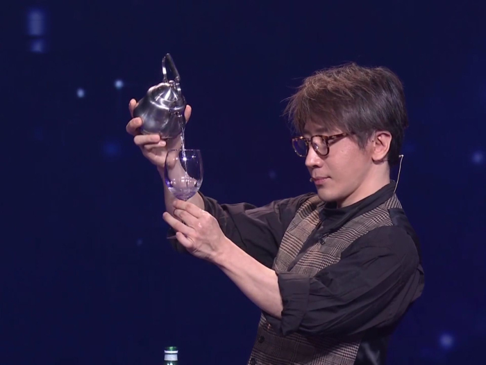 春晚精彩纷呈,刘谦神奇魔壶魔术遭解密,光天化日下偷龙转凤