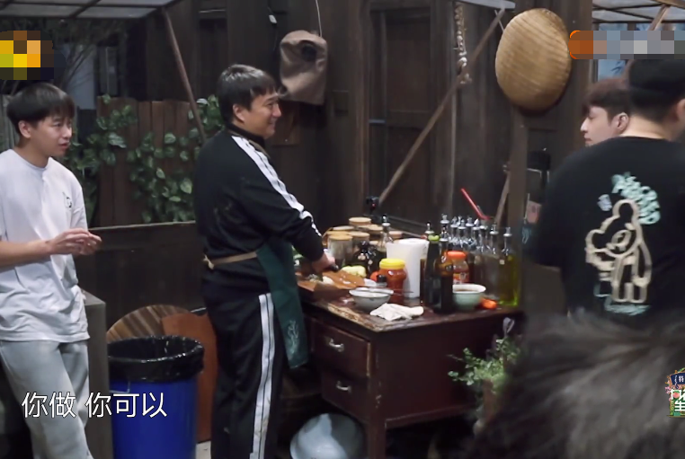 张艺兴做错菜自责，师父黄磊察觉他的情绪，随后做法暖到心里了