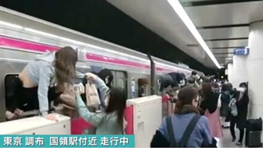 东京地铁爆发持刀伤人事件！至少6人被刺伤，凶犯还放火焚烧车厢