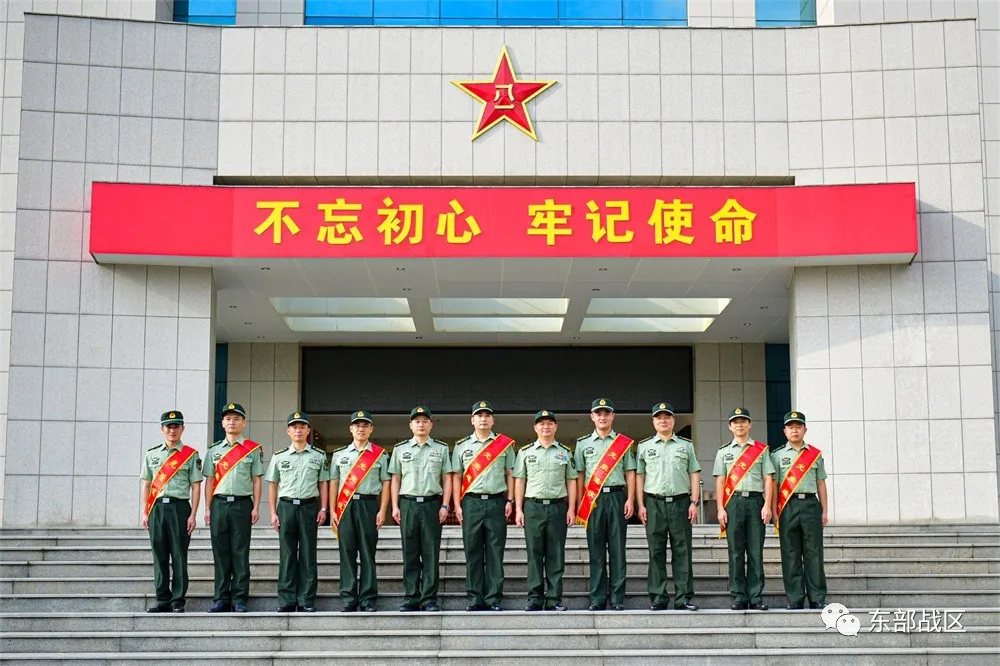 军官退役仪式，开始了