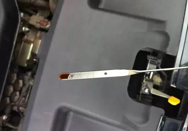 机油尺应该怎么看？热车时候看得更准确？