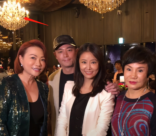 林心如为母办70大寿太奢华！霍建华陪笑合影，曾志伟前妻也捧场