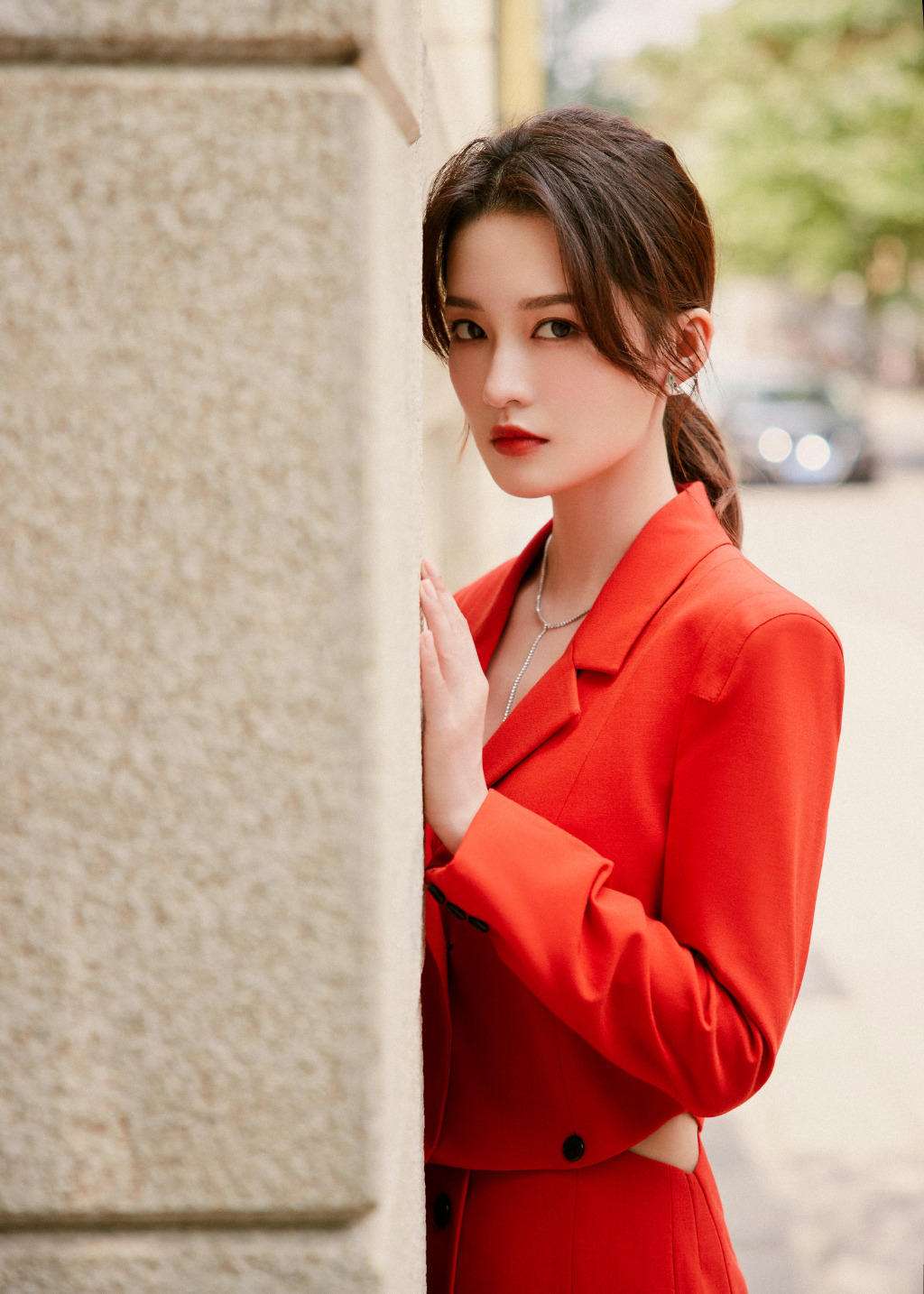 李沁这腿真加分,穿红色西装搭配a字小短裙俏皮可爱,青春感爆棚