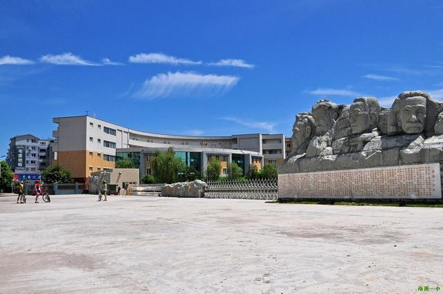 四川宜宾的这5所高中，实力强贡献大，有你的母校吗？