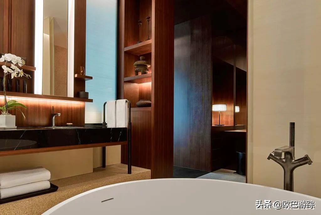 厦门这家奢牌酒店，毗邻繁华，却又遁于静谧迷人的港湾