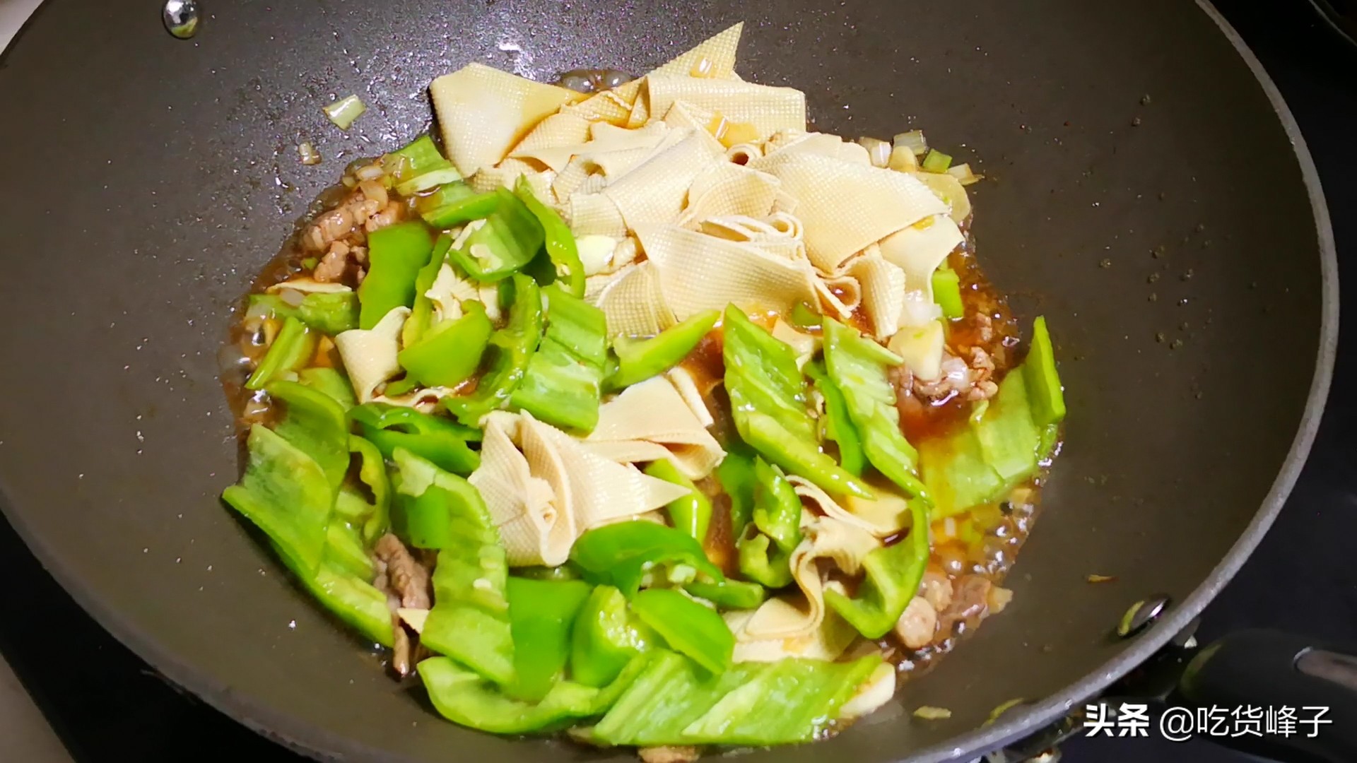 做尖椒干豆腐，牢记“一蒜二水三汁”，做出的豆腐咸香软嫩辣味足