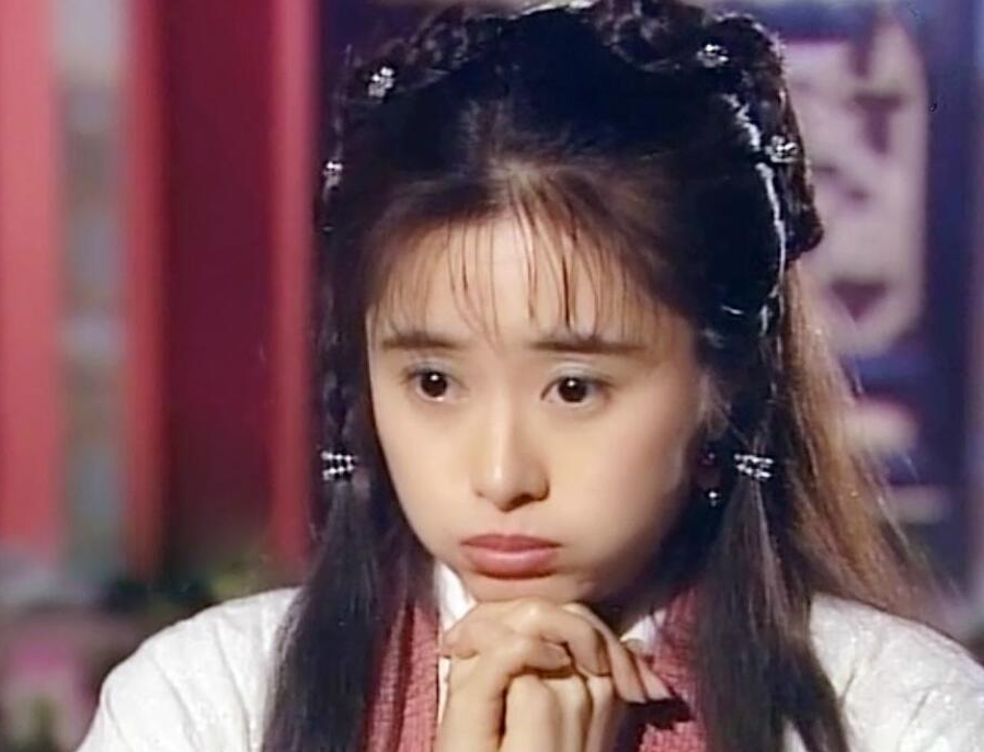 而嗑瓜子的模样,实在是太符合原著.胡军版的钟灵,则是由杨蕊扮演的.