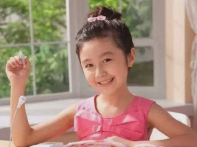 还记得当年“点读机女孩”吗？如今是美女学霸，妈妈从未担心学习