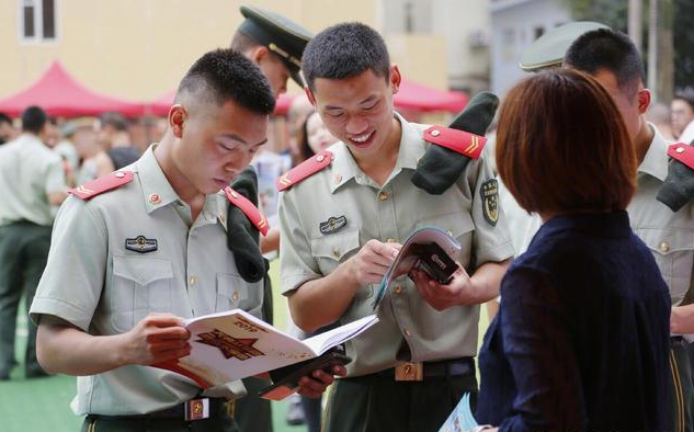 大学毕业当兵好，还是大二结束当兵好？想参军的大学生要知道