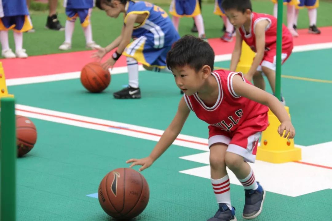 中班打篮球视频(大写的服！成都这所幼儿园的小朋友把篮球“玩出了花”)