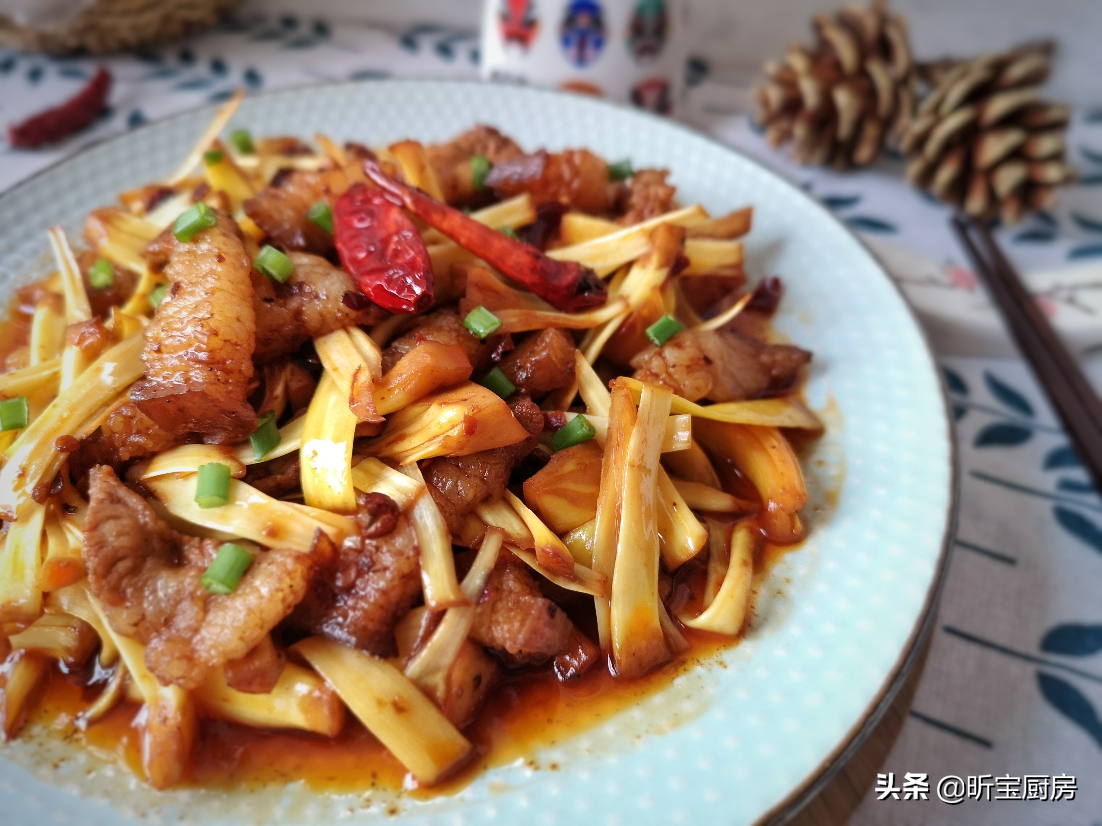 这水果一个20斤，印度人拿它当主食，我们却扔掉十多斤，太浪费了