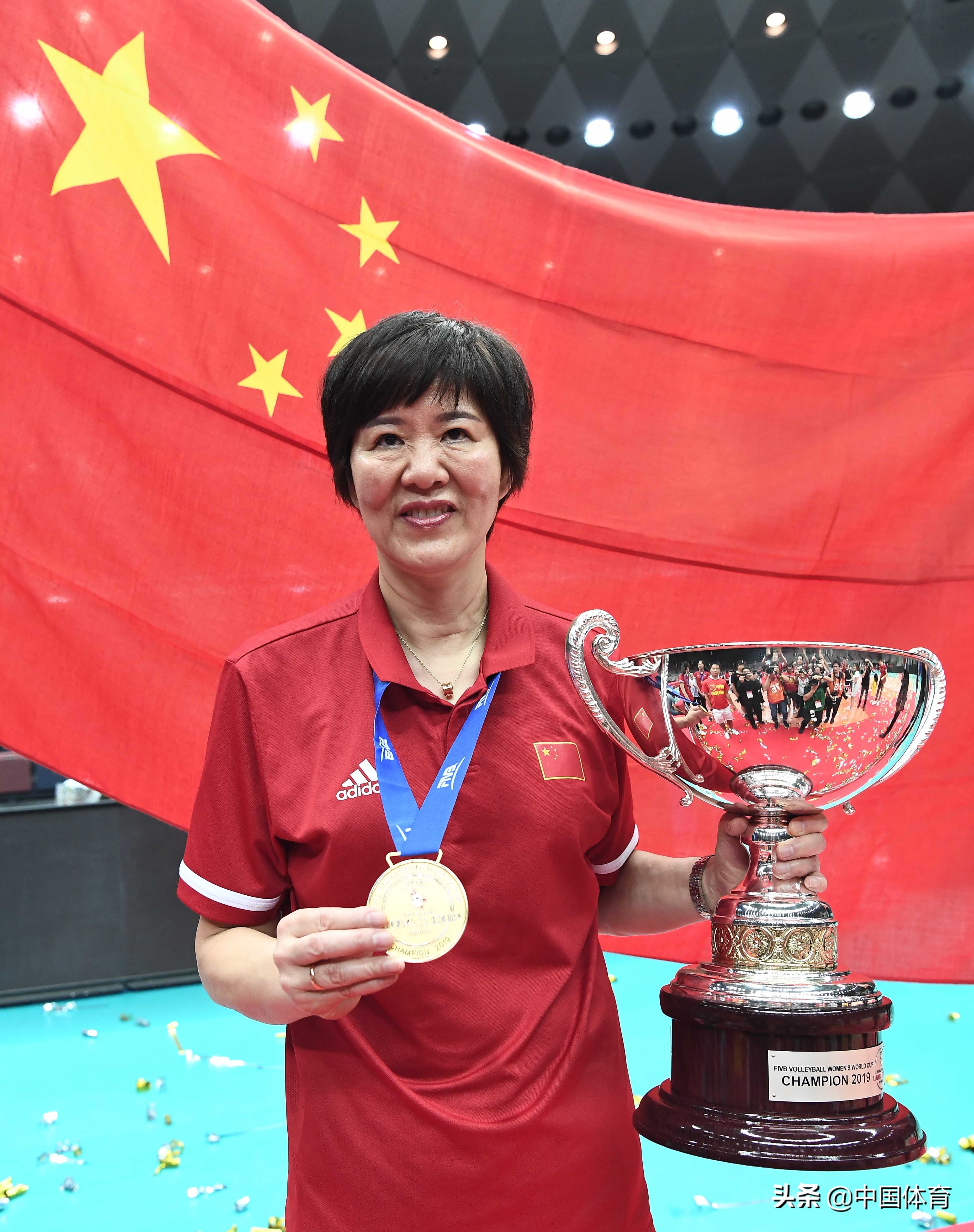 杯2019夺冠颁奖(2019女排世界杯颁奖仪式,中国女排姑娘举起冠军奖杯)