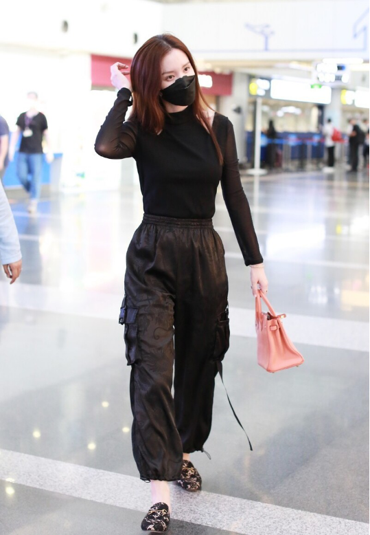 张萌胳膊上套黑丝小露香肩，女人味也太足了，这细腰长腿可真火辣