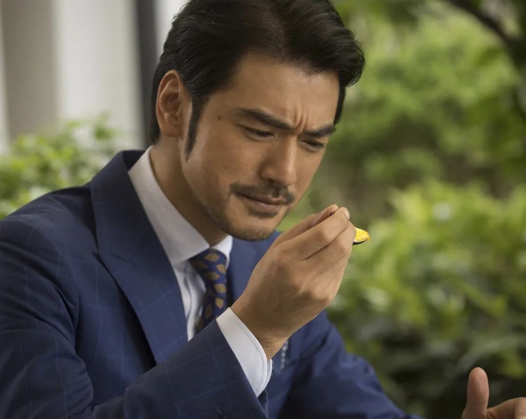 鱼尾纹也不减帅气减轻鱼尾纹