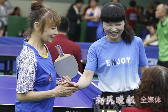 乒乓球磨砂纸磨哪（一块球板一层砂纸，乒乓球还能这么玩）