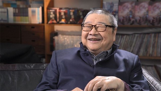 3年前金庸逝世，书迷自发赶到医院，次子捧遗像送父亲最后一程