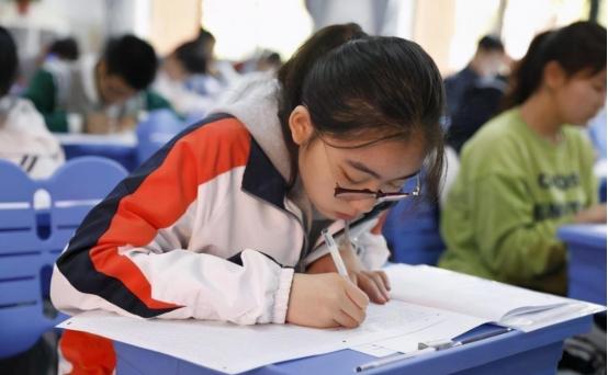 中考迎来“新改变”，预计2022落实到位，“两考合一”引家长不满