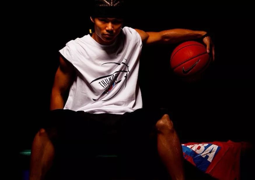 速度奇快的吴悠他就是吴悠也成功引起了我的注意一位顶着艾弗森般地