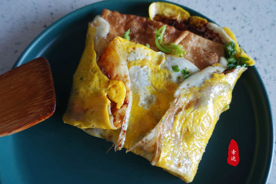 家庭版的煎饼，柔软咸香微微辣，里面有自己现炸的薄脆太香了
