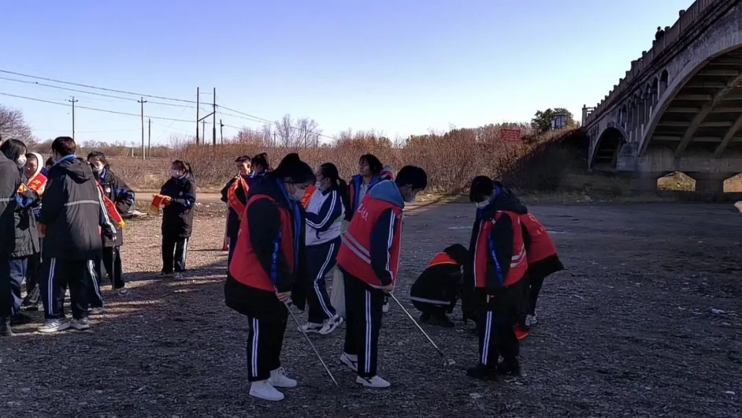 牙克石市第五中學(xué)守護碧水青山 志愿服務(wù)先行(圖3) 牙克石市第五中學(xué)守護碧水青山 志愿服務(wù)先行(圖3)