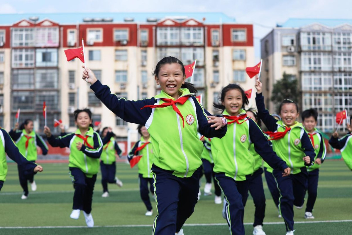 女孩适合学篮球还是羽毛球(从小爱运动的孩子更容易成大器，4类运动适合小学生，2类要避免)