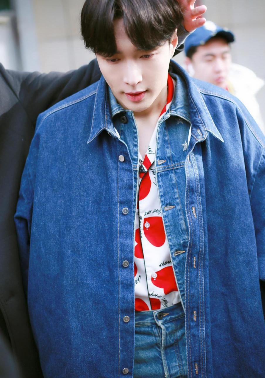 张艺兴换发型如换人，狼尾头配复古外套，靠栏杆随便摆POSE都有型