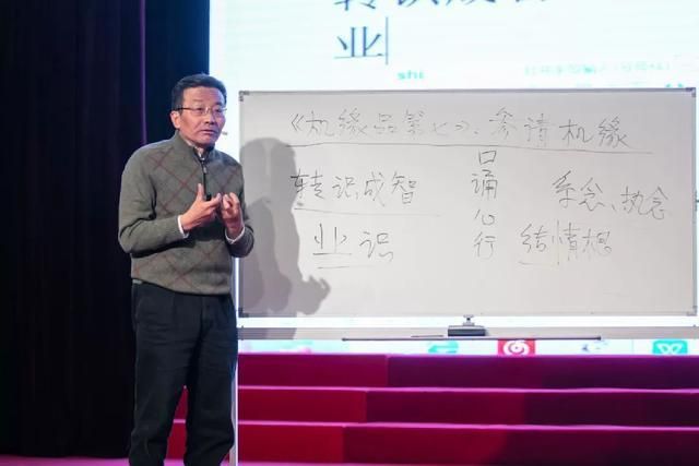 老师上课烟不离手，学生却无半点抱怨，这位复旦教授究竟有何魅力