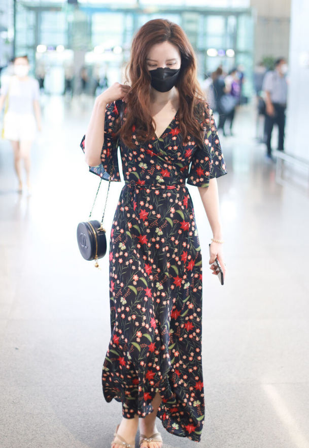 张萌胳膊上套黑丝小露香肩，女人味也太足了，这细腰长腿可真火辣