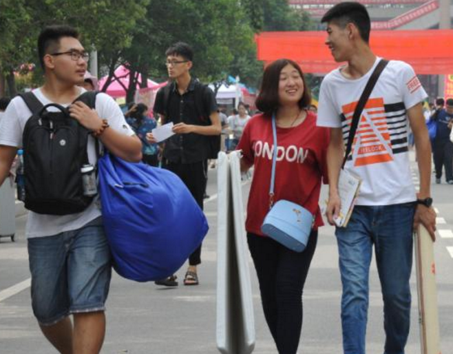 “我不是家长，是学生本人”，院校新生报到现场，70后被误会