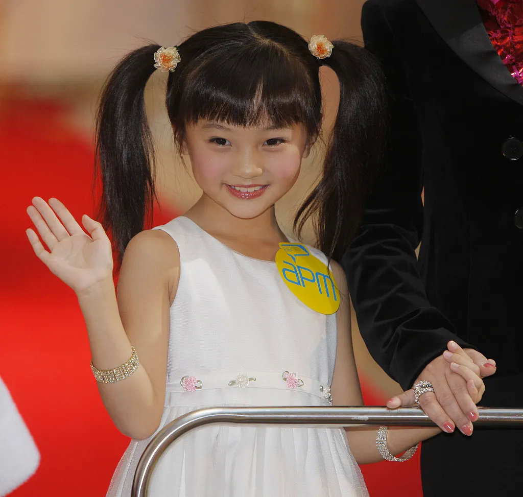 21岁林妙可感恩奥运，张艺谋却追悔莫及，代唱的杨沛宜完成逆袭