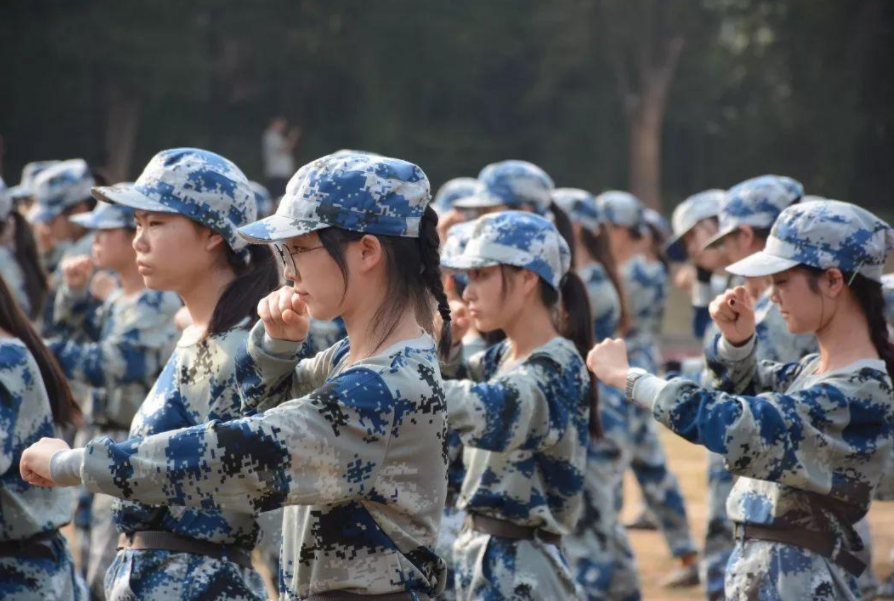 清华新生军训照曝光，夜间拉练20公里，网友：也是为了学生着想