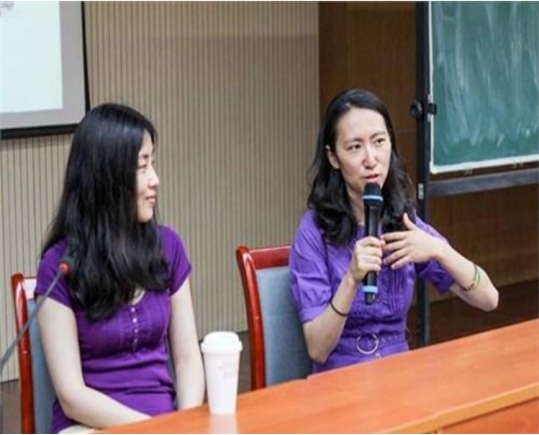 中国好闺蜜：一个42岁未婚，成为顶尖科学家，一个帮世界首富花钱