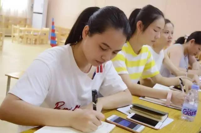 寒暑假成为幼师离职高峰期，学前教育专业学生，未来出路在哪？