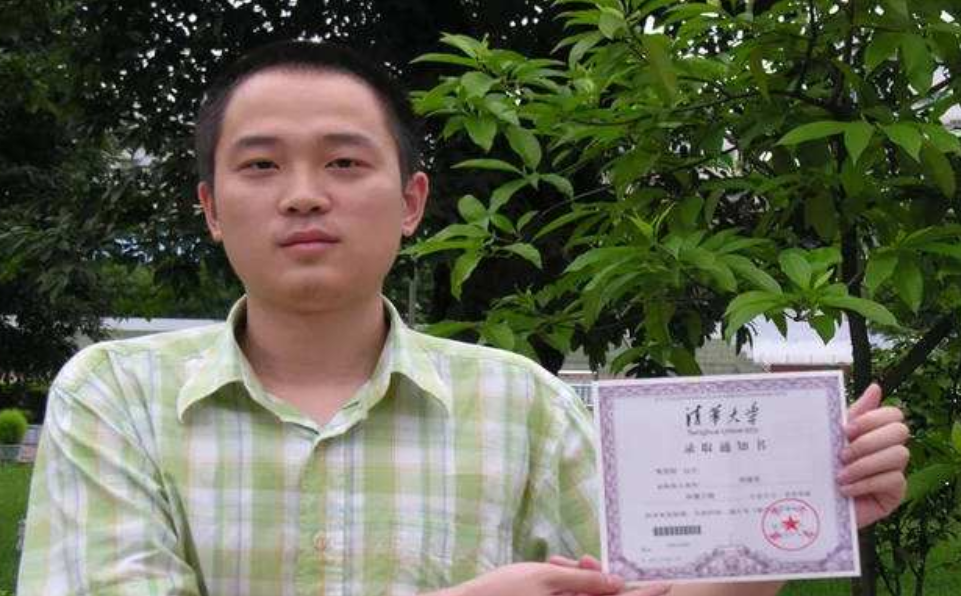 狂人张非4次高考，分别考上复旦、北大和清华，但他还是“废了”