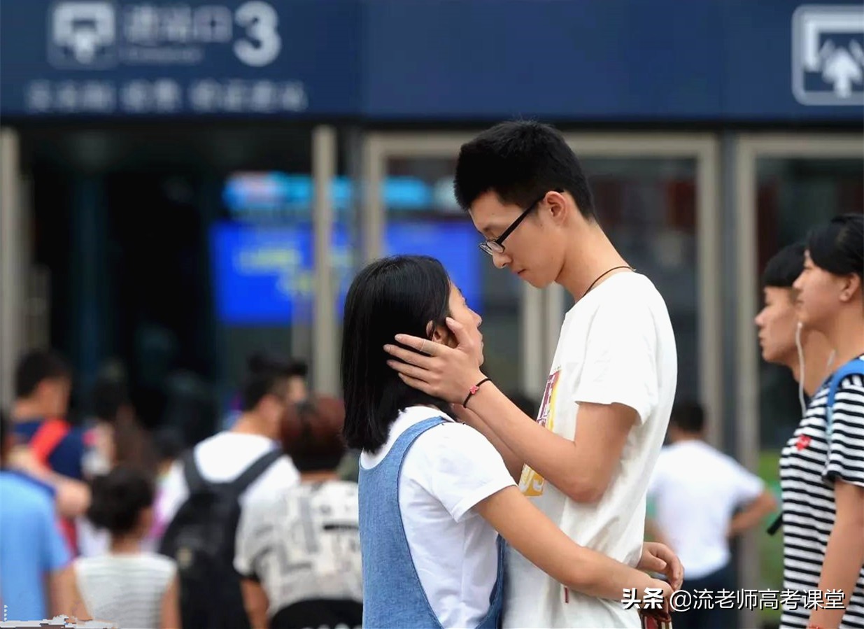 男子在校内表白女大学生引围观，看到头发，网友感叹：这才是真爱