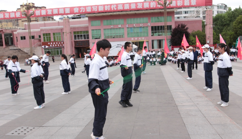 六盘水外国语实验学校“重走长征路·红心向党行”徒步毅行活动举行