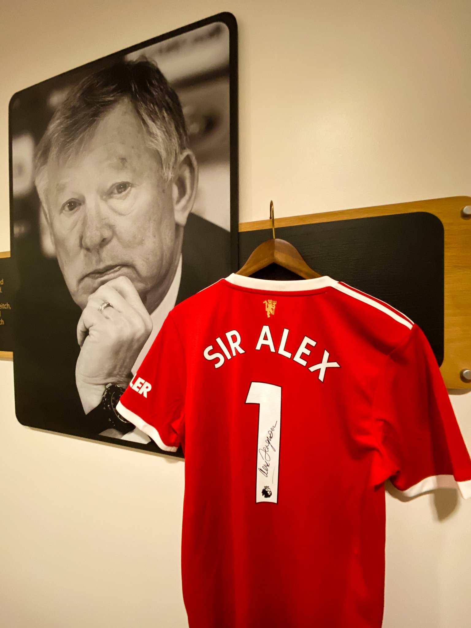 世界杯鲁尼为什么没有上（弗爵揭秘C罗鲁尼世界杯风波：眨眼真相曝光，一承诺让他留在曼联）