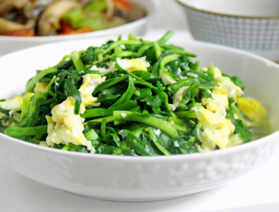 韭菜炒鸡蛋第一步就错了？难怪出水多，教你3点技巧，韭菜更鲜嫩