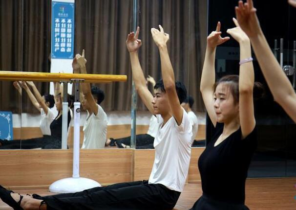 “公立高中”VS“私立高中”，3点看出区别，公立高中失宠了？