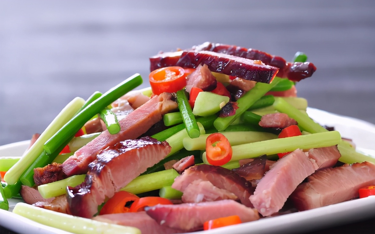 腊肉怎么煮（大人小孩都爱吃的老腊肉炖嫩豆腐）