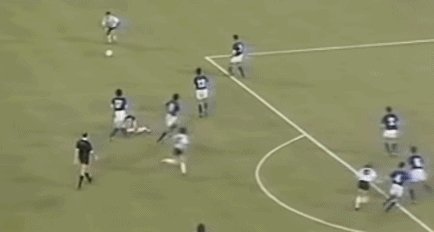 2010年世界杯段暄（百米10.07秒的足坛奇人！与马拉多纳激吻6分钟，惹怒妻子）