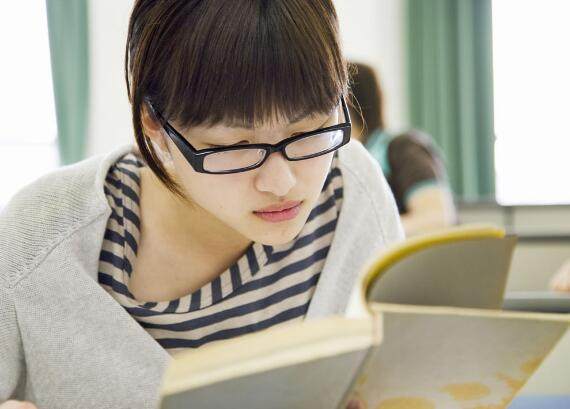 女儿到外省上大学，警察父亲列了10个安全忠告，每个都是重点