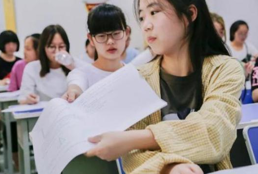 高考结束后，为什么监考老师要回收草稿纸？原来是为了考生着想