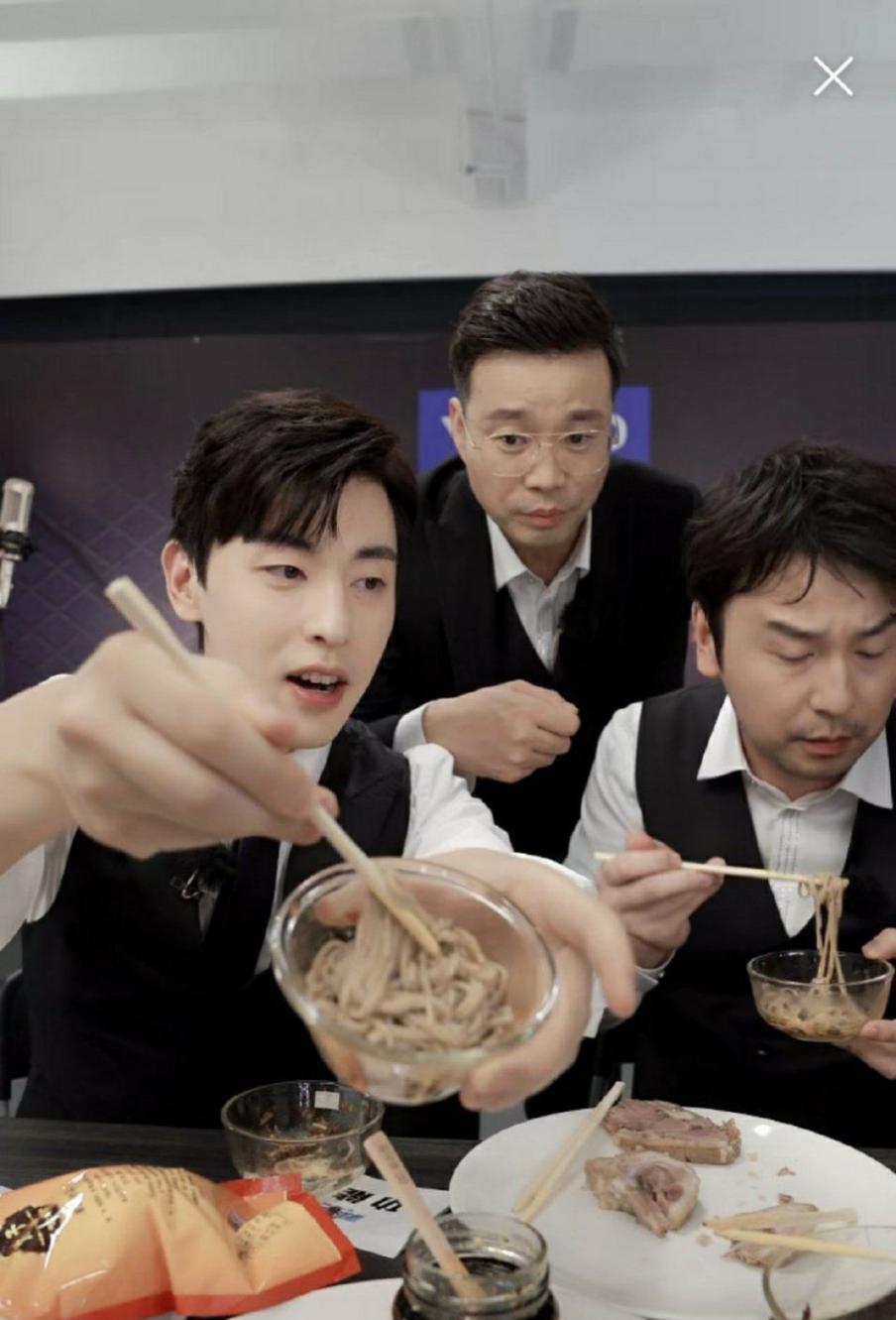 极限男团vs薇娅直播(极限挑战男人团现身薇娅直播间,邓伦雷佳音秀才艺