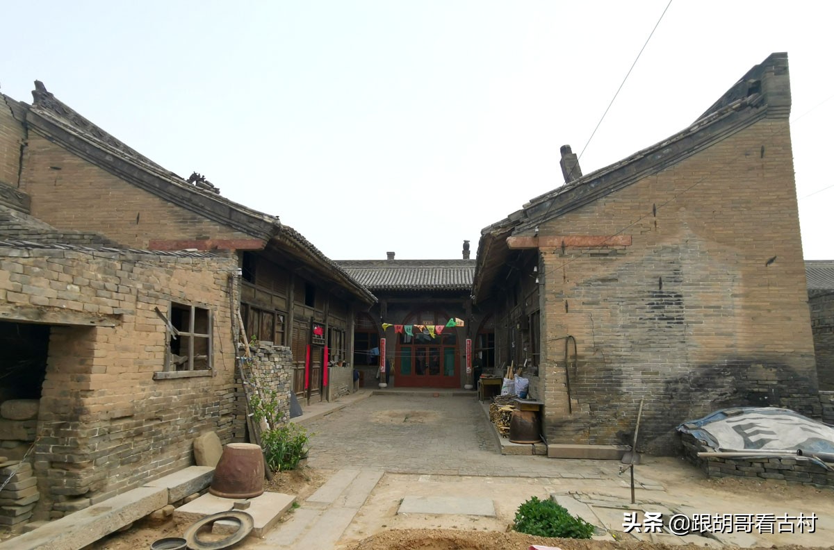 你见过山西农村火炕上的架子床吗？晋中介休这个古村里有