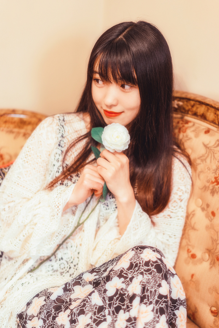 少女艺术照大眼(大眼睛毛衣少女的私房写真,网友:太甜了)