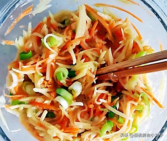 鸡蛋土豆饼做法（1个土豆2个鸡蛋10分钟做好早餐饼）