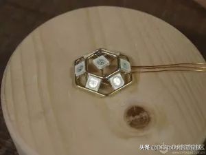 焊武帝！123个焊点、35个LED，手指硬核焊接术打造永恒郁金香……