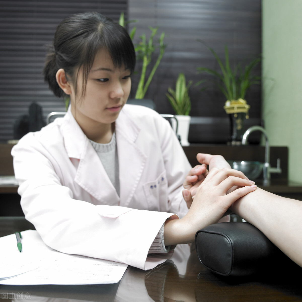 怎样学习中医把脉(手把手教你把脉,为你总结:掌握4点切脉要点,你也能