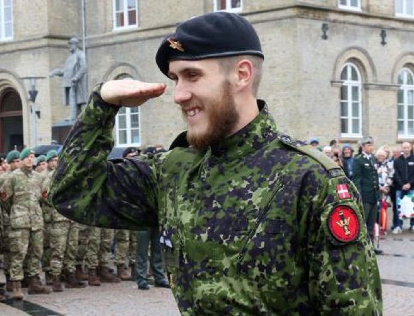 北欧丹麦的军礼比较有特色,海军,空军以及国民卫队采用美式敬礼法,而